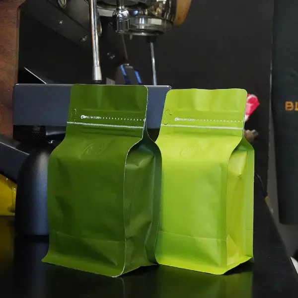 Bolsas de café verde mate de 150g con fondo plano