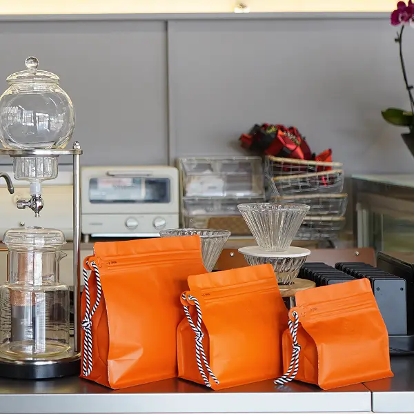150G Stock Coffee Bags con cordón en colores amarillo, verde y azul