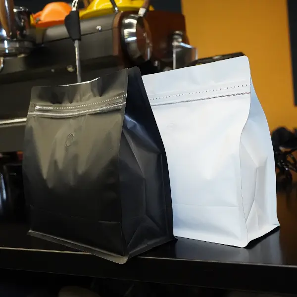 Bolsas horizontales blancas y negras de 1 kg con estructura de fondo plano