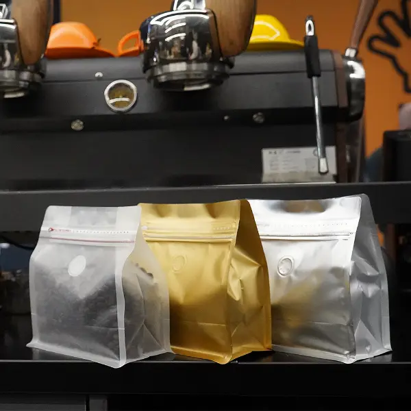 250g bolsas horizontales llenas de granos de café y válvula