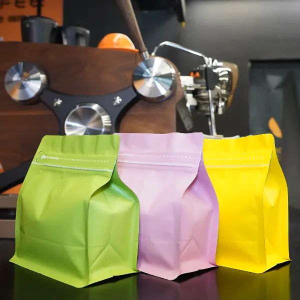 250g bolsas horizontales de café con válvula en la encimera