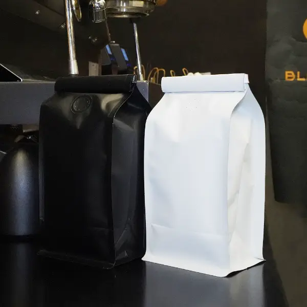 Bolsas blancas y negras de 250g con corbata de hojalata para el envase del café