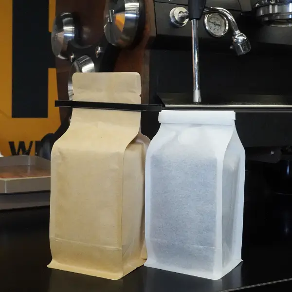 250Bolsas G Stock con corbata de hojalata expuestas en un entorno profesional de cafetería