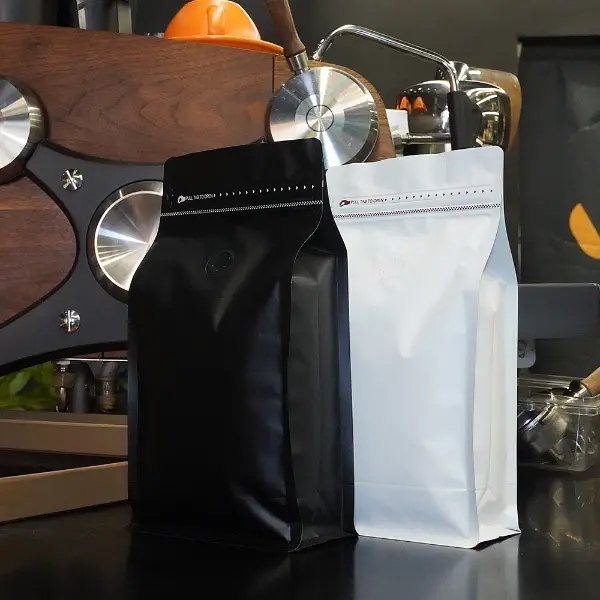 500Bolsas de café G stock en papel kraft y plástico, Vista frontal para el envase de café