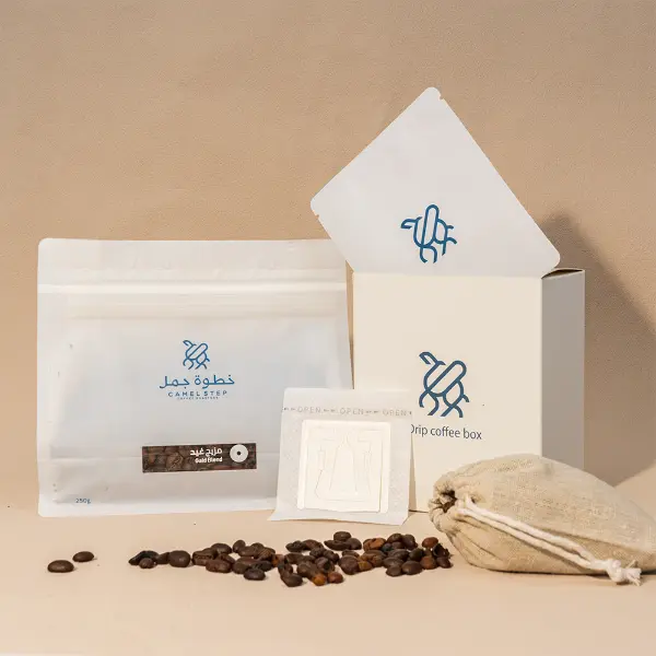 Caja de papel impresa a medida con bolsas de café, Paquete de café por goteo, y frijoles en un estudio limpio