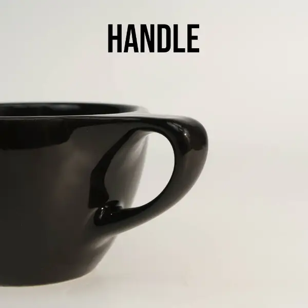 Detalle del mango de una taza de café cerámica redonda personalizada