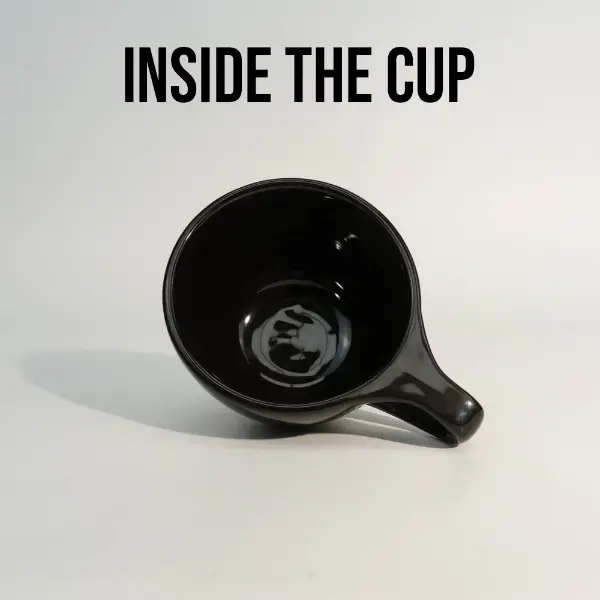 Vista interior de una taza de café cerámica redonda de borde plano