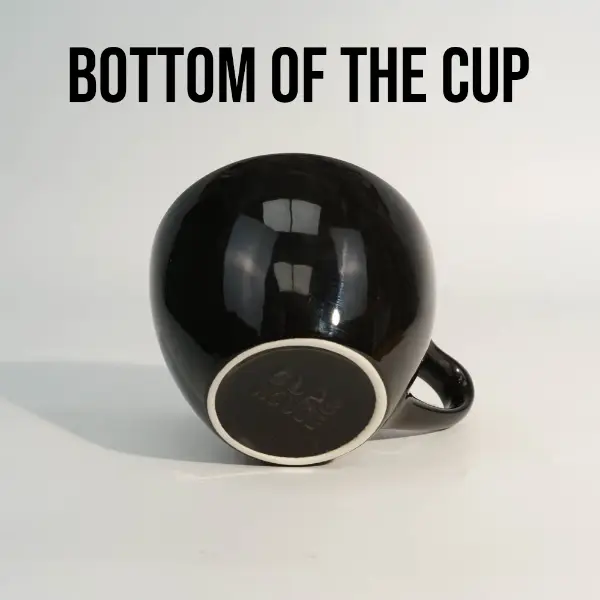 Vista inferior de una taza de café cerámica personalizada con borde plano