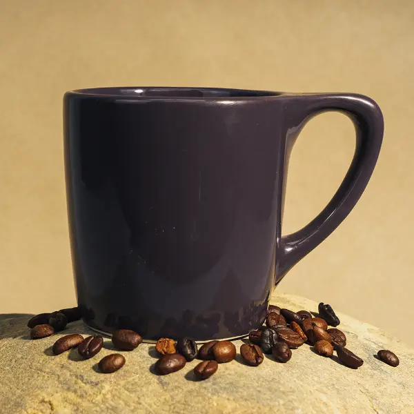 Taza de café cerámica negra brillante personalizada mostrada a la vista completa con acabado liso