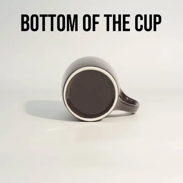 Vista inferior de la base personalizada de taza de café cerámica negra brillante