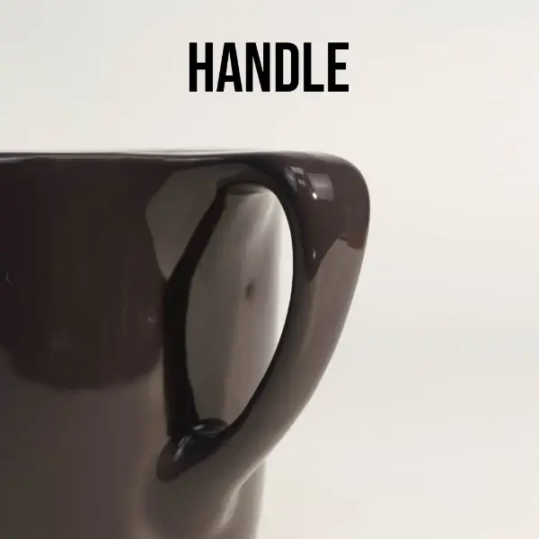 Detalle del mango liso de una taza de café cerámica negra brillante