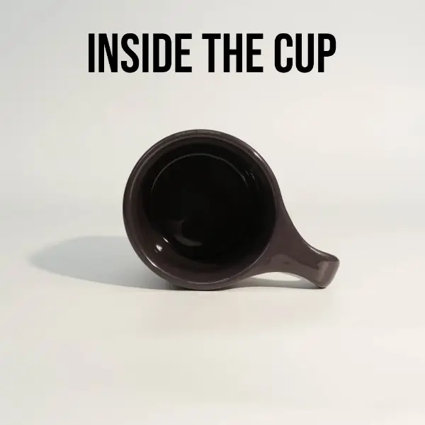 Vista interior de una taza de café cerámica negra brillante mostrando un esmalte interior liso