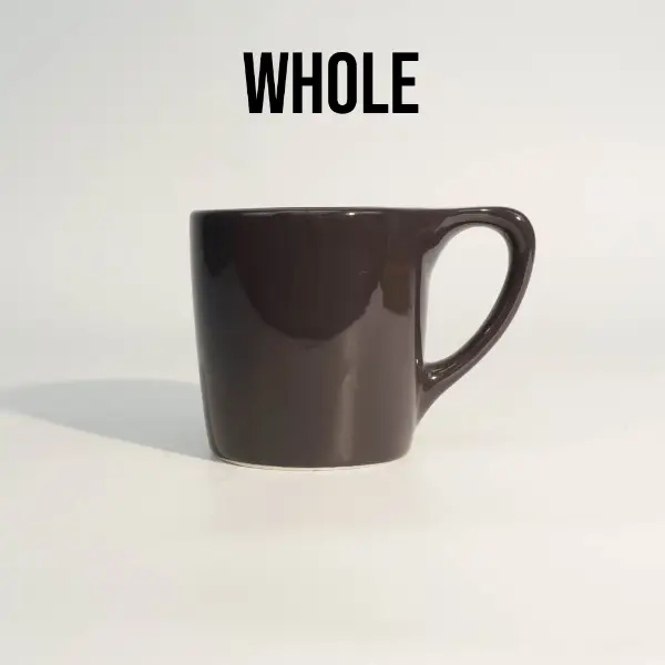 Taza de café cerámica negra brillante con asa sobre fondo blanco