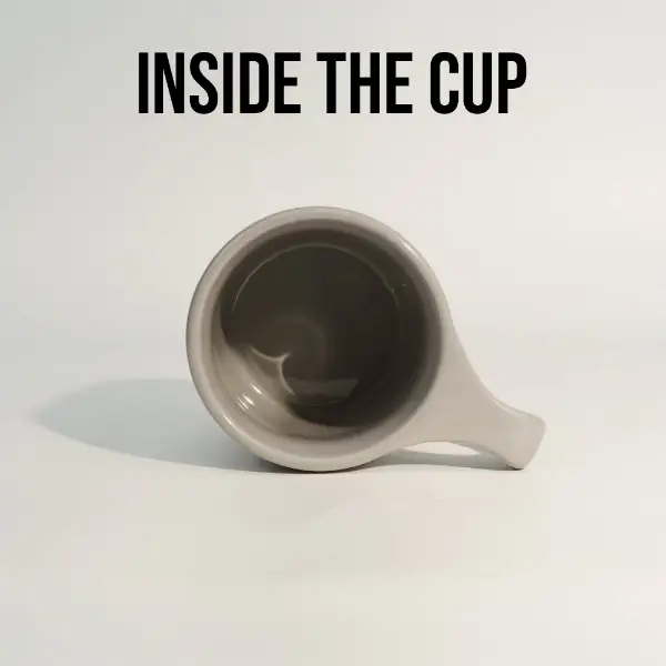 Detalle base inferior de una taza de café cerámica de boca plana