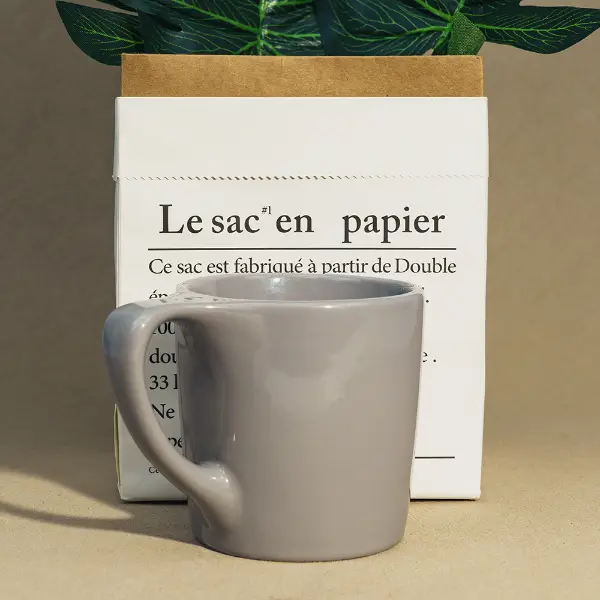 Taza de café de cerámica de boca plana de marca personalizada mostrada a la vista completa