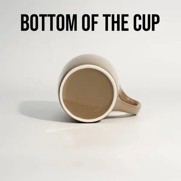 Vista inferior de una taza cerámica marrón de boca plana personalizada