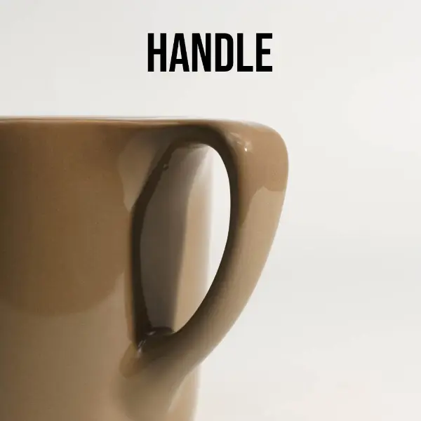 Detalle del mango de una taza cerámica marrón de boca plana personalizada