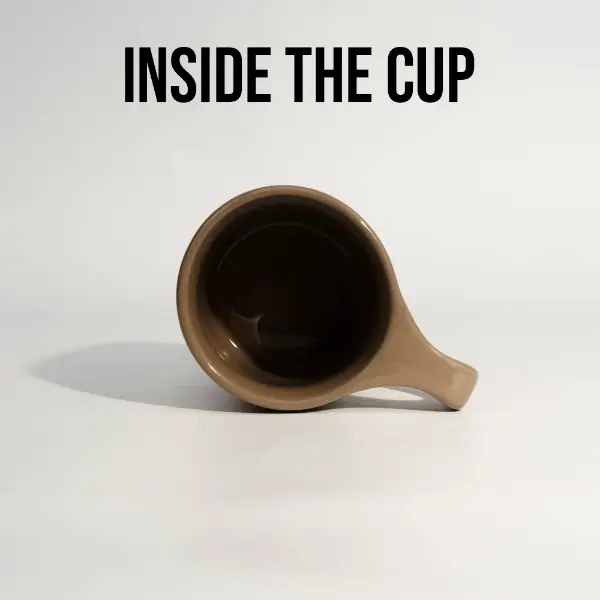 Vista interior de una taza de café cerámica marrón personalizada de boca plana