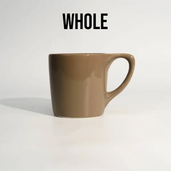 Taza cerámica marrón personalizada de boca plana con asa y vista completa