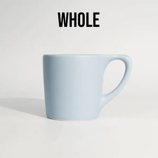 Vista lateral de una taza de café cerámica de borde plano mostrando forma limpia y proporciones equilibradas