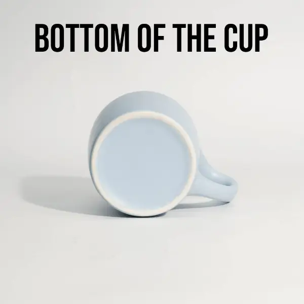 Vista inferior de la taza de café de cerámica mostrando base plana estable y acabado limpio