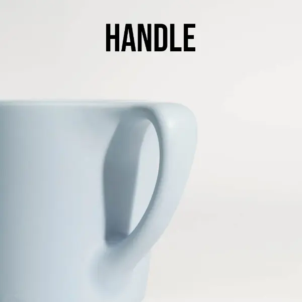 Primer plano del mango ergonómico en una taza de café de cerámica de borde plano para un agarre cómodo