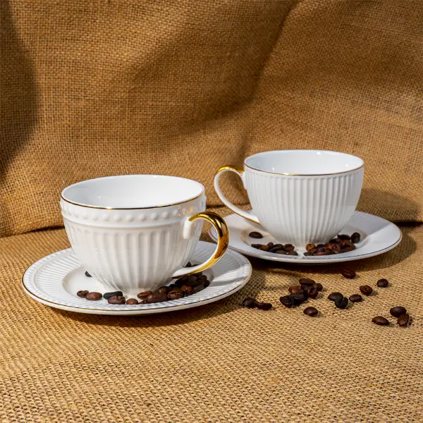 Taza cerámica personalizada en relieve con mango dorado y platillo a juego