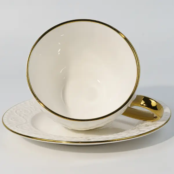 Vista interior de una taza cerámica personalizada en relieve con esmalte liso