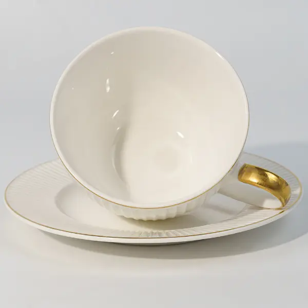 Taza cerámica personalizada en relieve con platillo embossado a juego