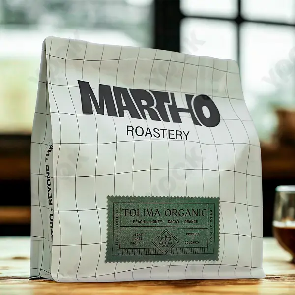 Pegatina de papel personalizada aplicada en el embalaje de café de especialidad con diseño minimalista