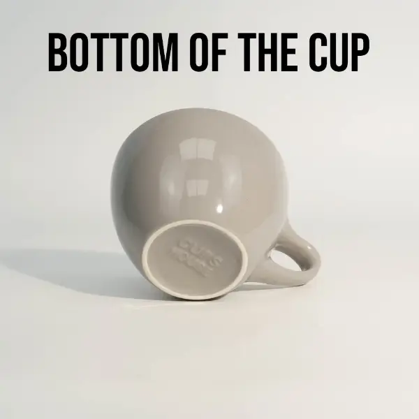 Fondo de una taza de café cerámica gris redonda y de borde plano personalizada