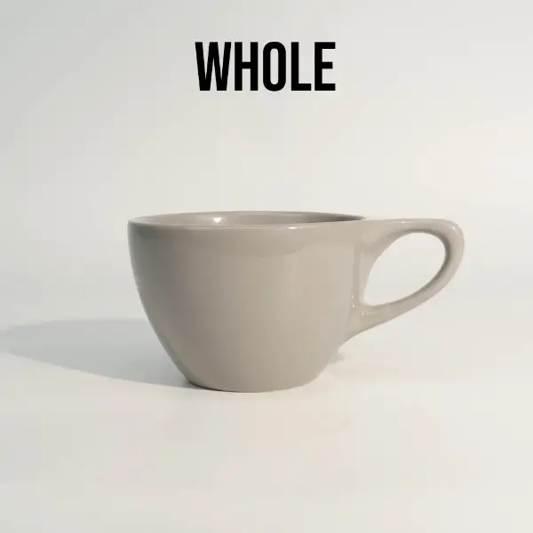 Vista frontal de una taza de café cerámica gris redonda y de borde plano personalizada