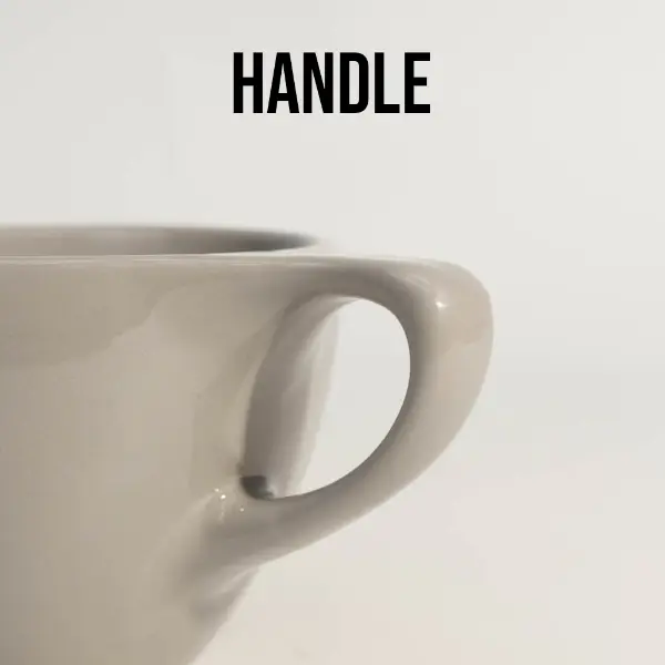 Detalle del asa de una taza de café cerámica gris redonda personalizada de borde plano