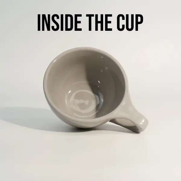 Vista interior de una taza de café cerámica redonda gris personalizada con borde plano