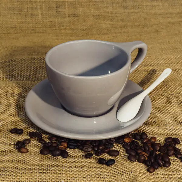 Taza de café cerámica gris redonda personalizada con borde plano y glaseado liso
