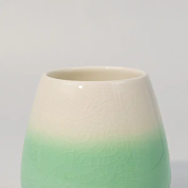 Diseño e impresión de vaso cerámico con superficie de esmalte degradado verde