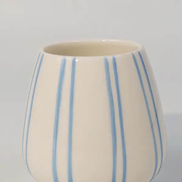 Diseño e impresión de vaso cerámico con decoración de líneas pintadas a mano en azul