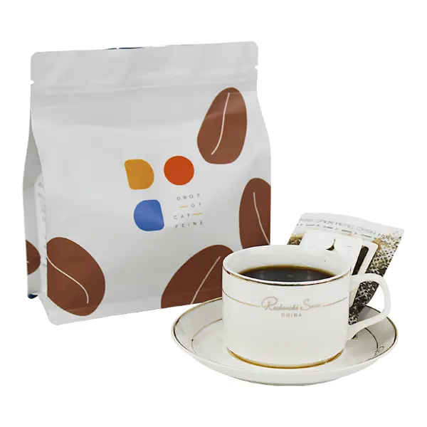 Café de goteo preparado junto a la caja de café de goteo de venta al por menor