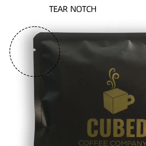 Detalle de la muesca de rasgo en el sachet de café premium
