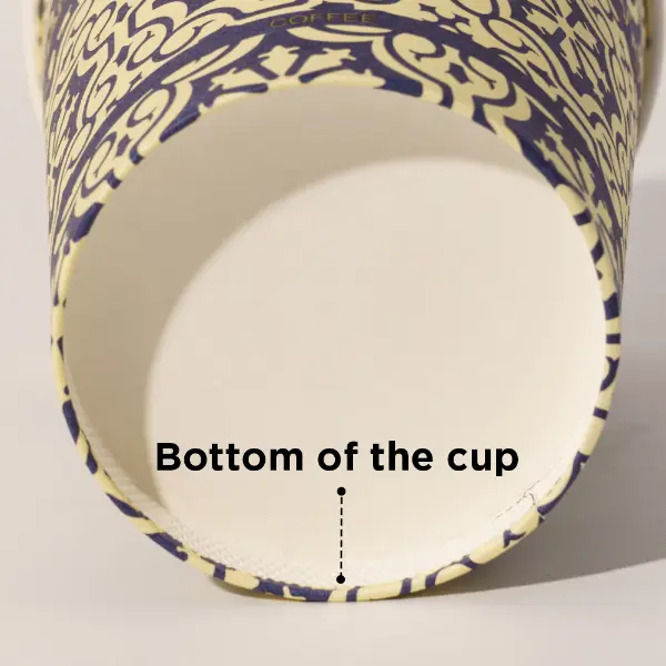 Vista inferior del relieve de la taza de café con base reforzada