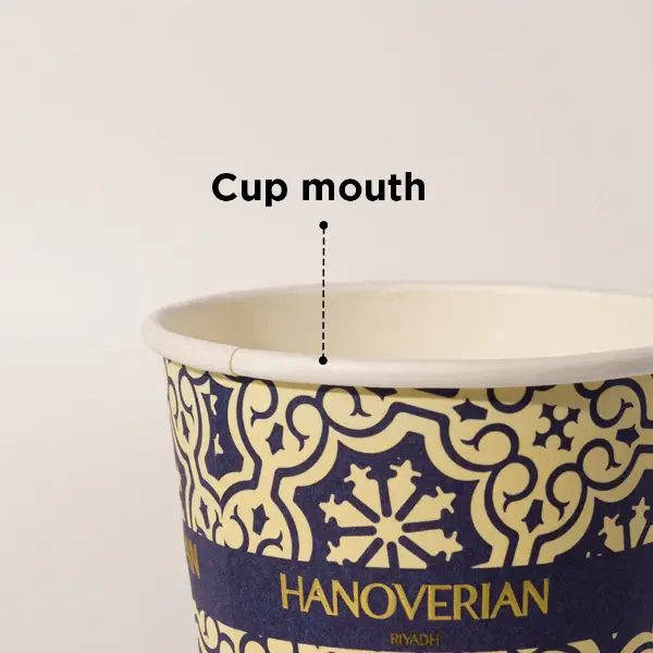 Primer plano del diseño de la boca de la taza de café de papel en relieve