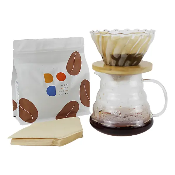 Vierte sobre la extracción de café usando papel filtro V60 en forma de abanico