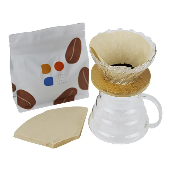 Papel filtro de café V60 con forma de abanico para el vertido sobre la infusión