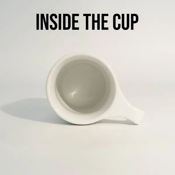 Vista inferior de una taza de café de cerámica de boca plana con base cerámica estable