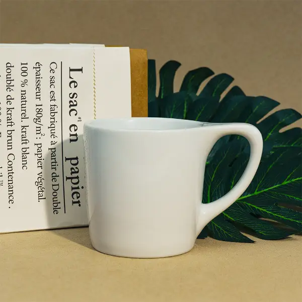 Taza de café cerámica de boca plana con borde liso y diseño minimalista blanco