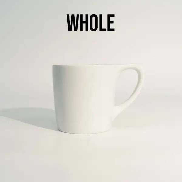 Vista interior de una taza de café cerámica de boca plana que muestra el interior esmaltado y liso