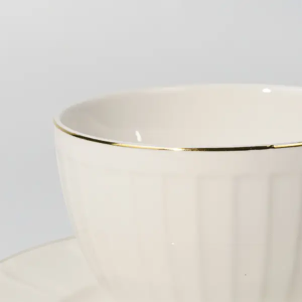 Detalle de borde pintado en dorado en una taza de café cerámica en relieve personalizada