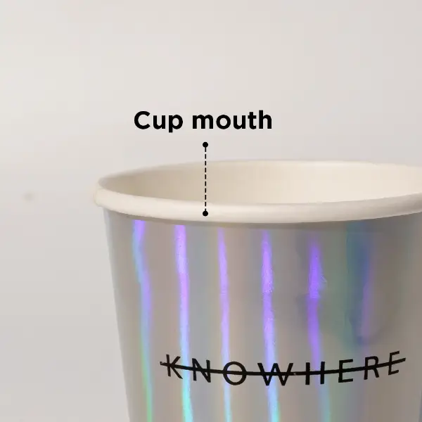 Vista frontal de un vaso de papel holográfico personalizado con efecto arcoíris brillante