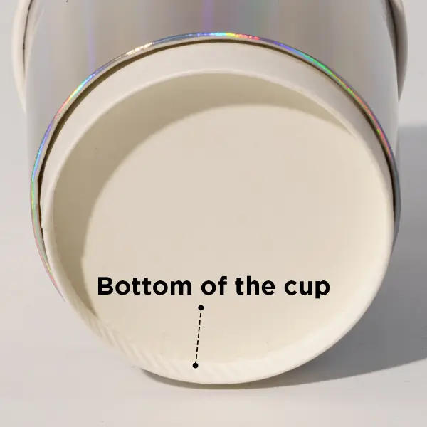 Estructura inferior del vaso de papel holográfico que muestra detalles de la base de la taza