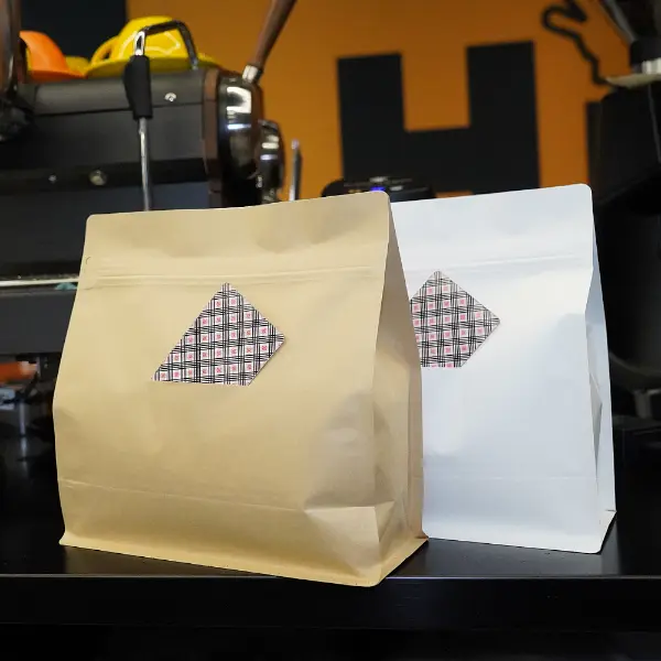 Detalle de ventana con ranura de tarjeta en bolsas de café horizontales